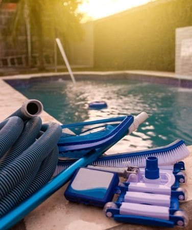 Matériels et accessoires d'entretien pour piscine