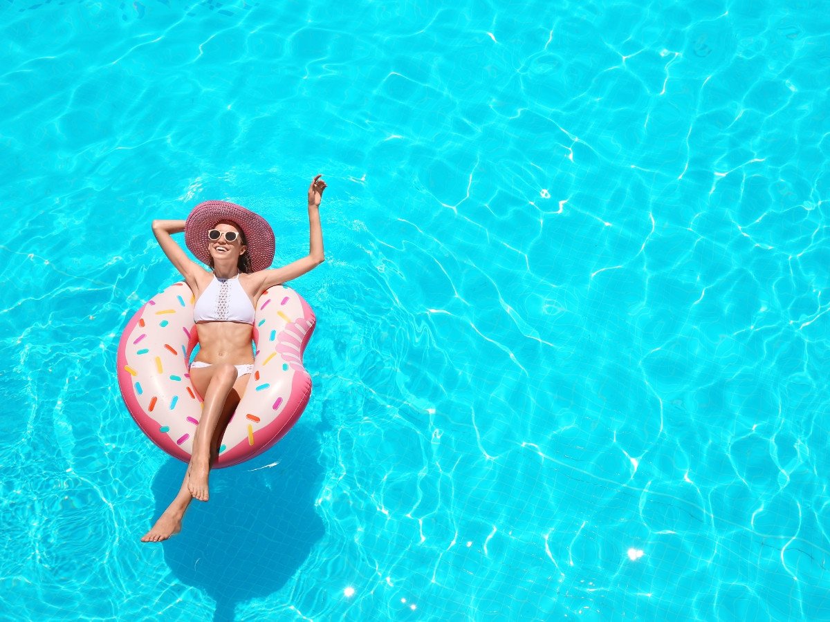 Femme sur une bouée dans une piscine
